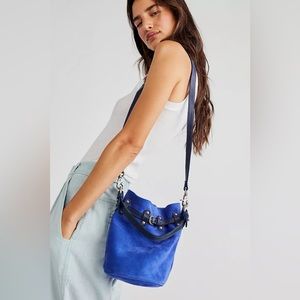 *NWT* FREE PEOPLE SUEDE SOREN BUCKET BAG IN BLUE